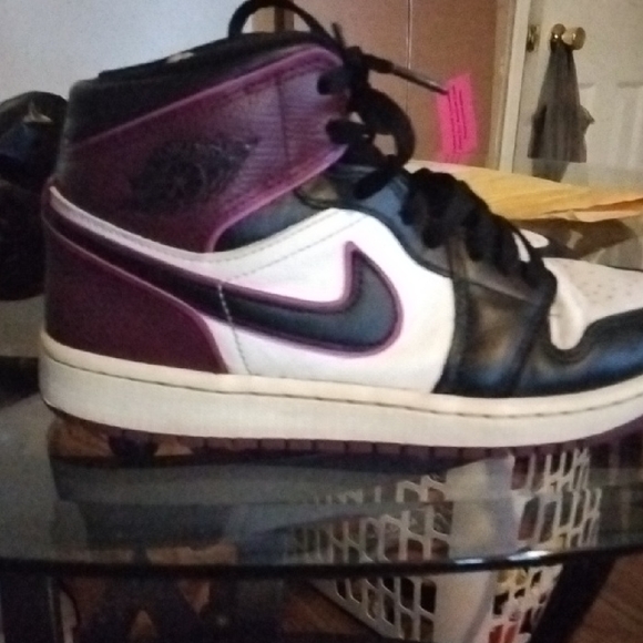 Nike Shoes - Nike Air Jordan 1 Mid SE